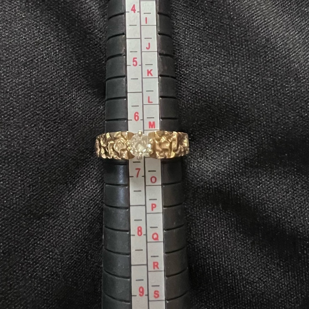 14k Gold Textured Ring with diamond 💍